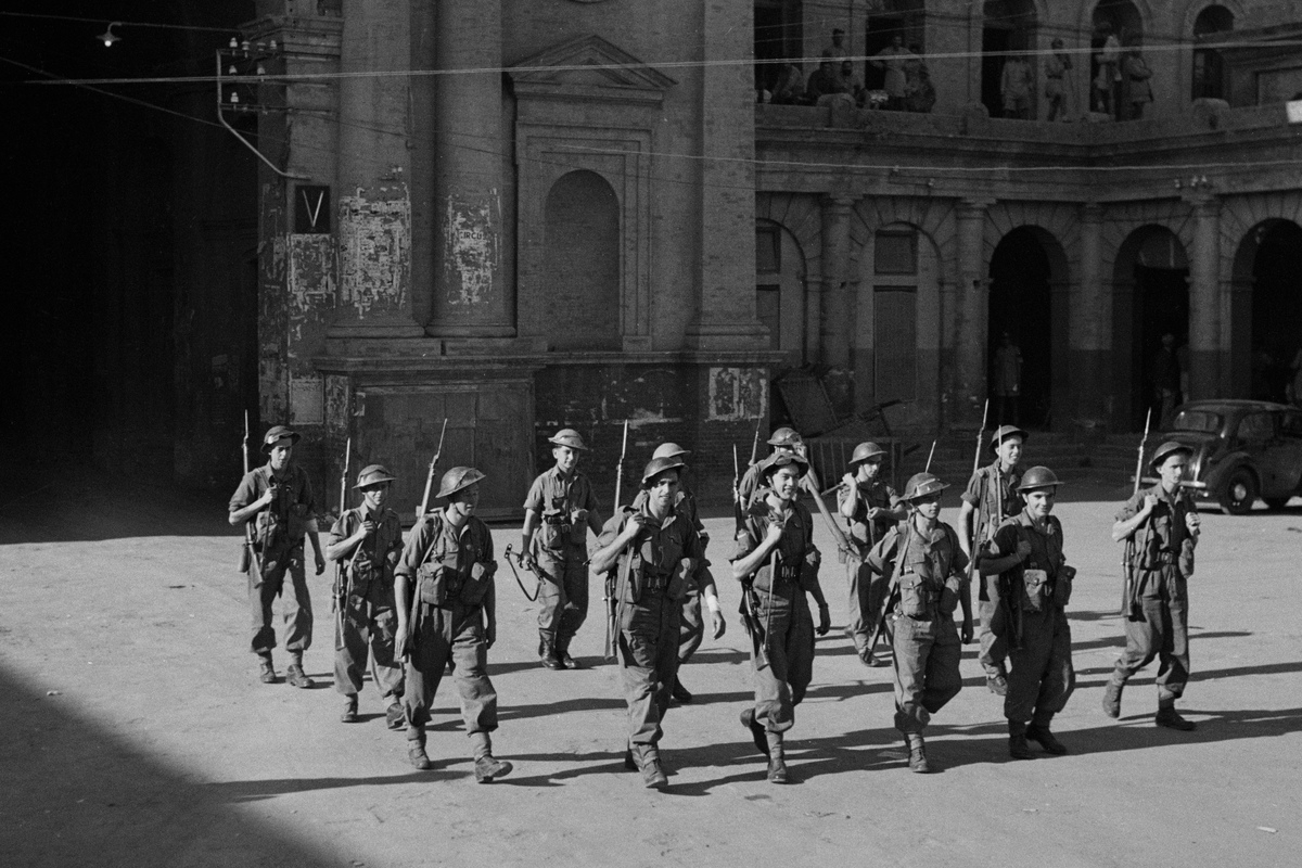 Бойцы британской армии покидают штаб-квартиру городской полиции после беспорядков в штате Пенджаб, 1947 год