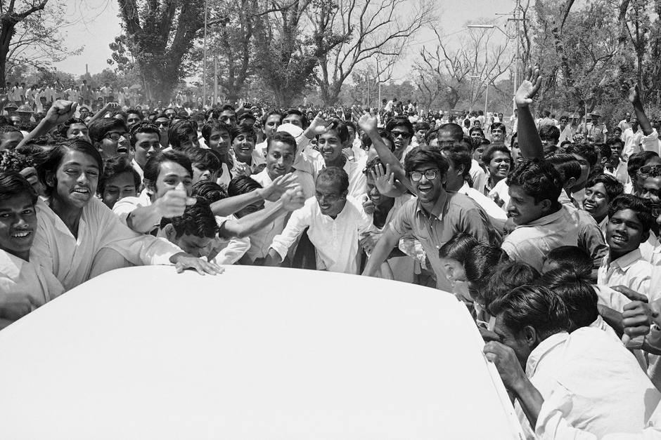 Толпа окружает машину лидера Восточного Пакистана шейха Муджибура Рахмана в Дакке, 1961 год