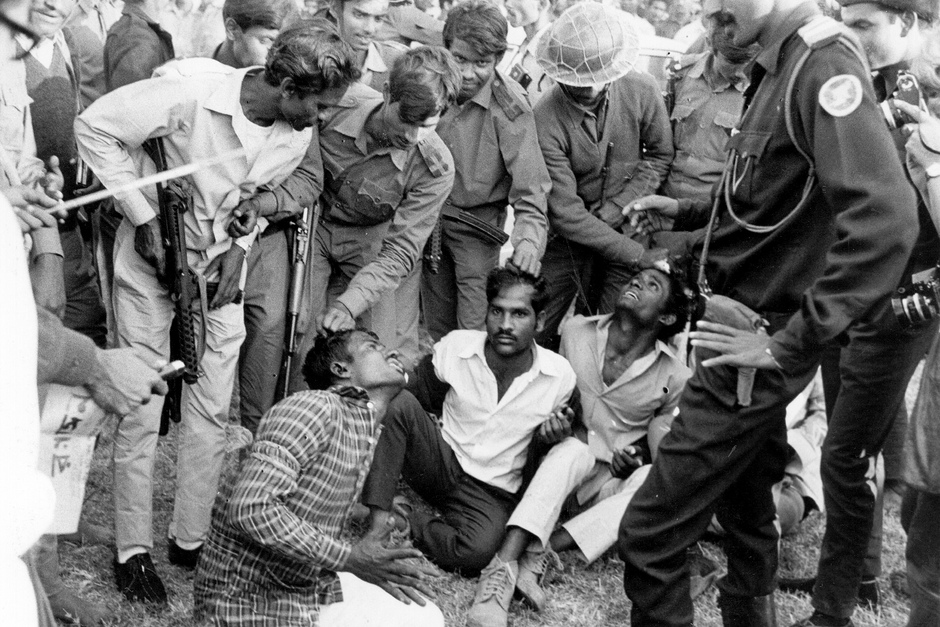 Партизаны, выступающие за независимость Бангладеш, готовятся пытать и казнить четырех сторонников Пакистана, Дакка, 1971 год