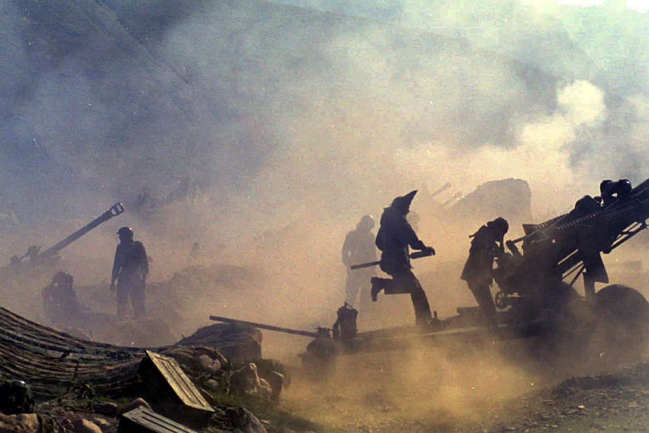 Индийские артиллерийские орудия в Драсе во время сражения с пакистанскими захватчиками в Кашмире, 1999 год