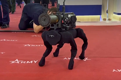 На «Армии-2022» показали робота-собаку с вооружением