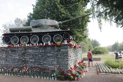 В Эстонии начали переносить танк-памятник Т-34 в музей