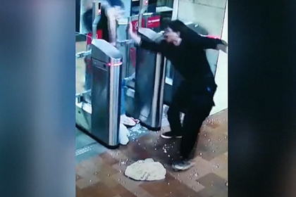 Драка мужчин у входа на станцию в московское метро попала на видео