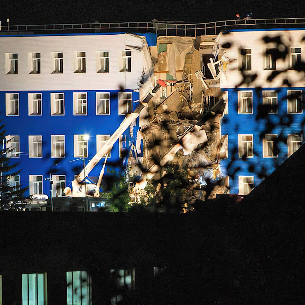обрушение казармы в омске фото