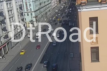 В центре Москвы автомобиль сбил велосипедиста и попал на видео