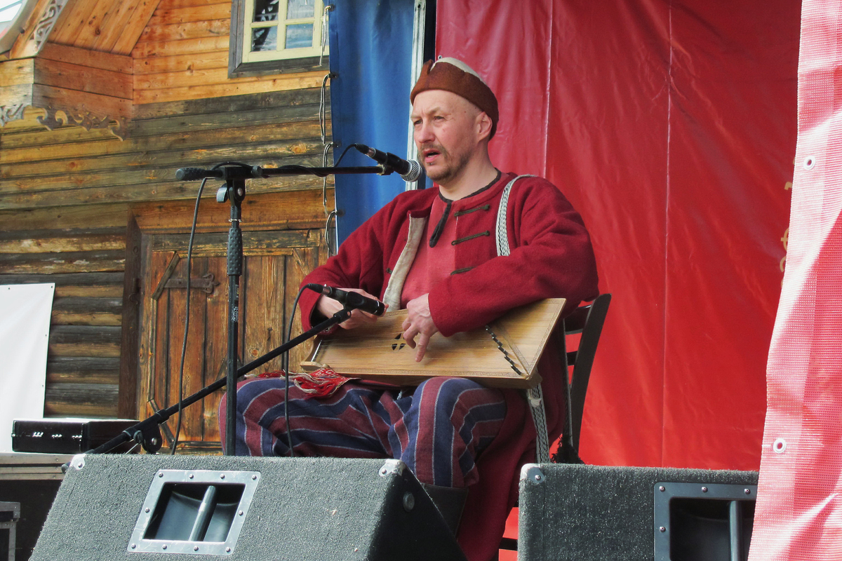 Илья Ахрамеев исполняет старины на фестивале «Новоторжский рубеж»