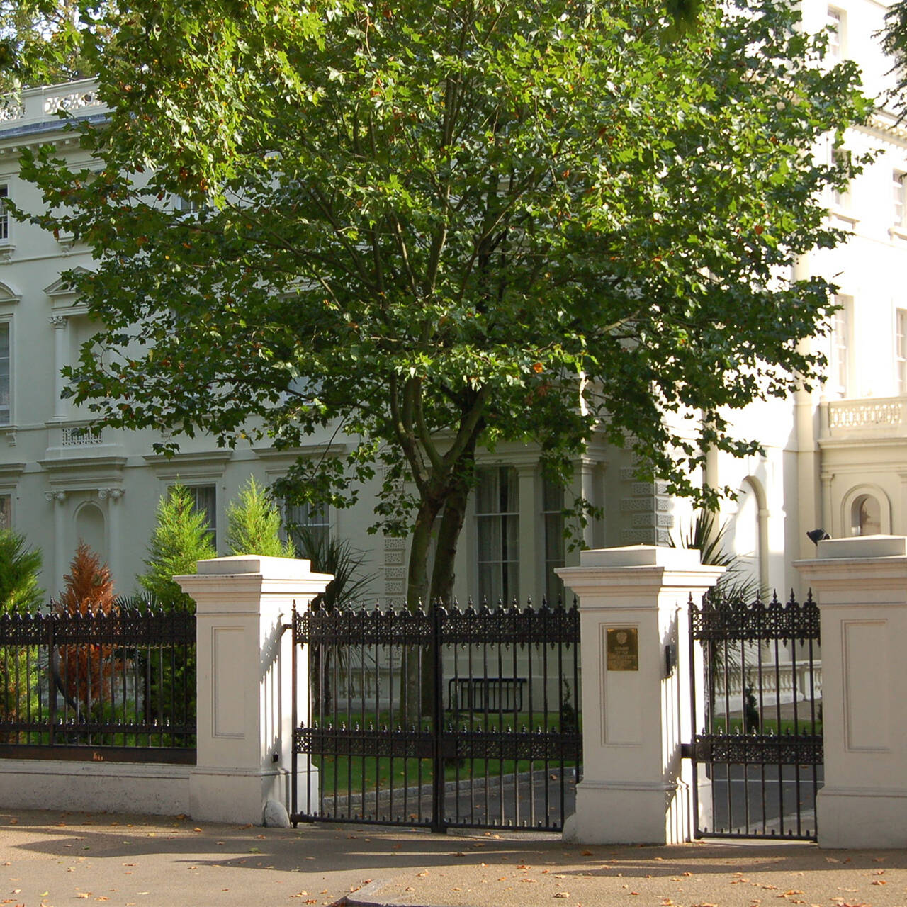 Посольство в лондоне. Посольство РФ В Лондоне. Посольство России в Париже. Здание посольство РФ В Лондоне. Резиденция российского посла в Лондоне.