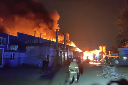 Мощный пожар произошел на территории торгового центра в Ростове-на-Дону