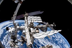 Российские космонавты досрочно вернулись на МКС из-за проблем со скафандром