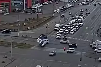 В российском городе Lada протаранила машину скорой помощи и попала на видео