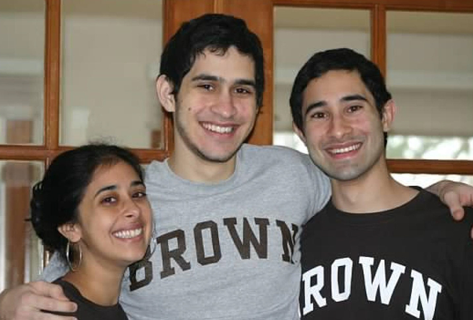 Слева направо: Сангита, Сунил и Рави Трипати