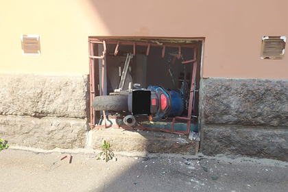 Школьница на мотоцикле протаранила окно дома в Ленобласти