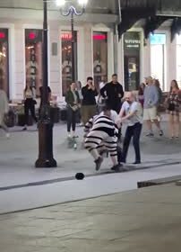 Россиянин подрался с зеброй-аниматором в центре города и попал на видео