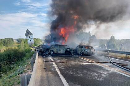 Грузовик и семь автомобилей загорелись после ДТП в Вологодской области