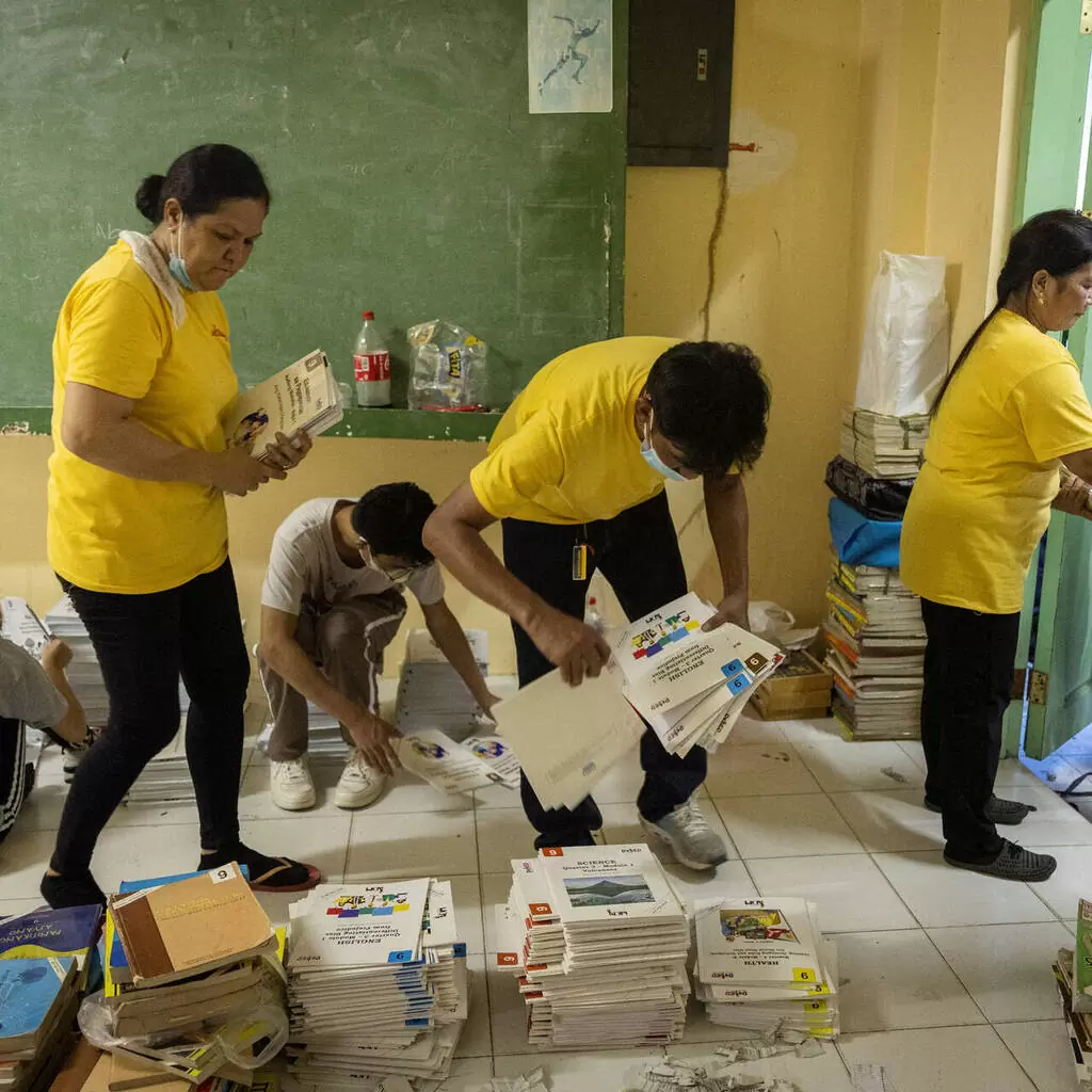 Filippində yardım paylayarkən onlarla insan yaralanıb