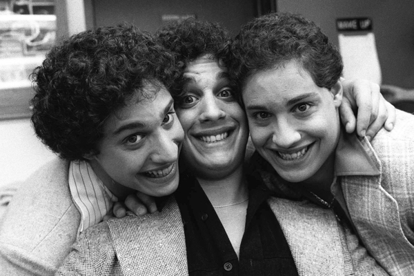 Воссоединившиеся тройняшки позируют на NBC TV утром 26 сентября 1980 года после появления на Today Show в Нью-Йорке. Братья, усыновленные при рождении тремя разными семьями в Нью-Йорке, только недавно узнали о существовании друг друга. Слева направо: Роберт Шафран, Эдди Галланд и Дэвид Келлман