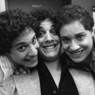 Воссоединившиеся тройняшки позируют на NBC TV утром 26 сентября 1980 года после появления на Today Show в Нью-Йорке. Братья, усыновленные при рождении тремя разными семьями в Нью-Йорке, только недавно узнали о существовании друг друга. Слева направо: Роберт Шафран, Эдди Галланд и Дэвид Келлман