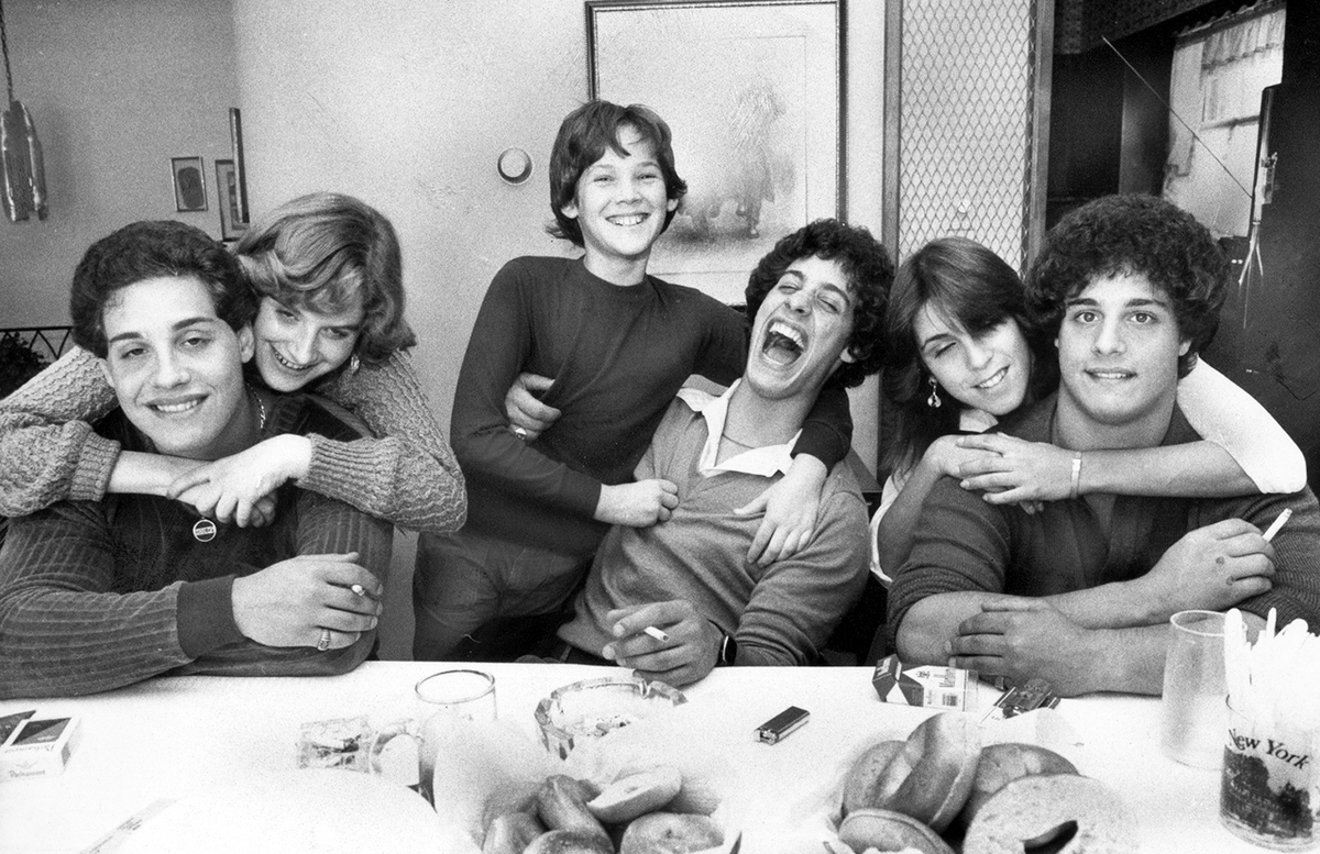 Роберт Шафран, Дэвид Келлман и Эдди Галланд (сидят слева направо) с Сэнди Келлман, сводной сестрой Дэвида, Джоэл Шафран, сводным братом Роберта, и Барбарой Галланд, сводной сестрой Эдди