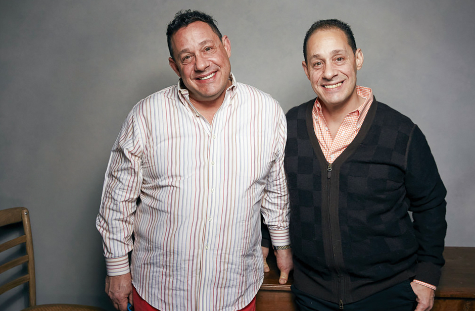 Дэвид Келлман (слева) и Роберт Шафран позируют для рекламы фильма «Три одинаковых незнакомца» в Music Lodge во время кинофестиваля «Сандэнс». 19 января 2018 года, Парк-Сити, штат Юта