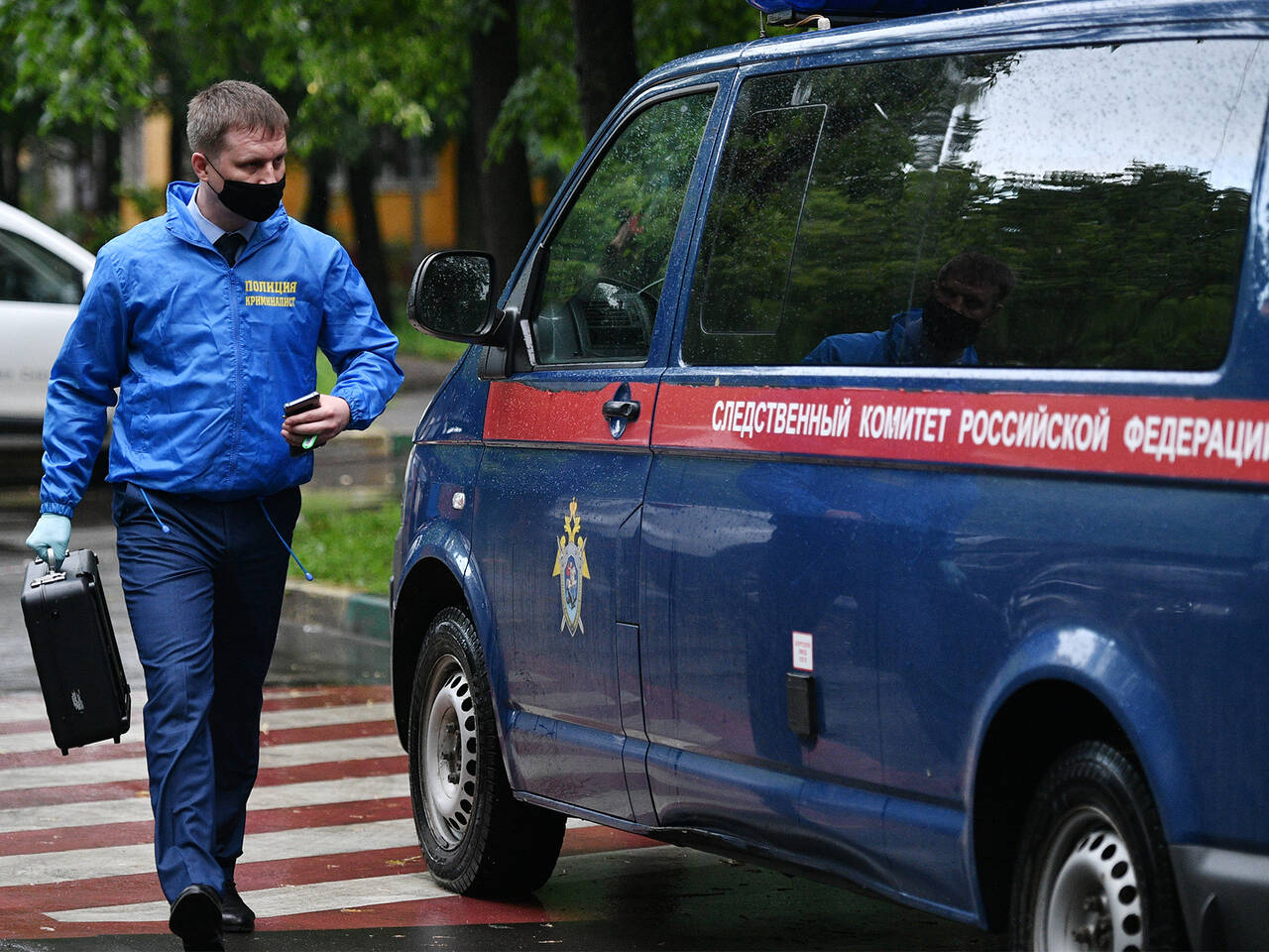 Прибили гвоздями к полу