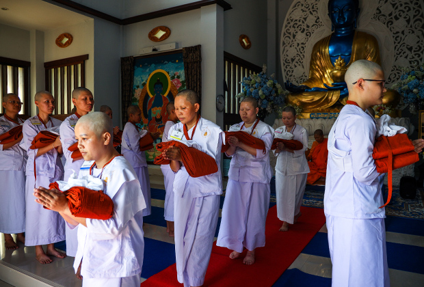 Массовая церемония с участием буддийских послушниц в монастыре Сонгдхаммакальяни