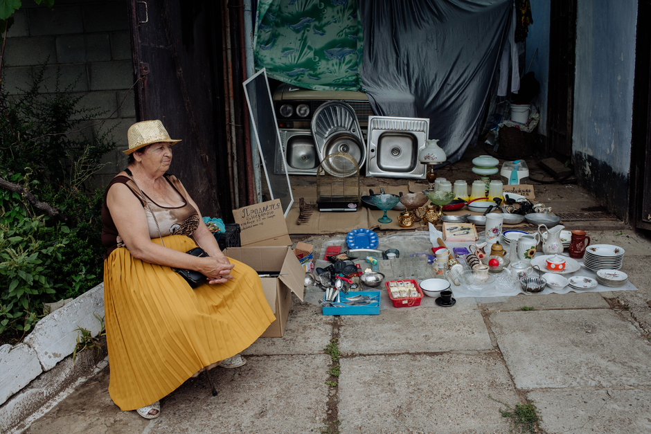 Жительница Тирасполя продает свои подержанные вещи на блошином рынке, 30 июля 2022 года