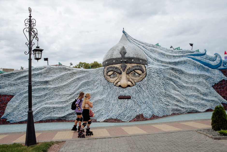 Девушки на роликах возле советской статуи «Дядьки Черномора» в Центральном парке Тирасполя, 30 июля 2022 года 