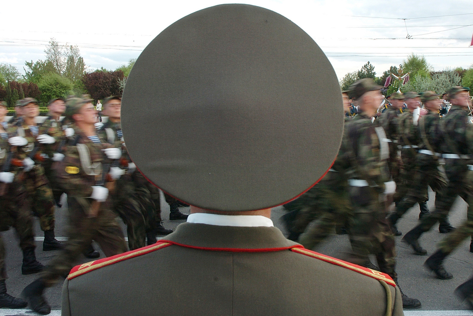 Солдаты Вооруженных сил ПМР маршируют на параде Победы в Тирасполе, 9 мая 2005 года