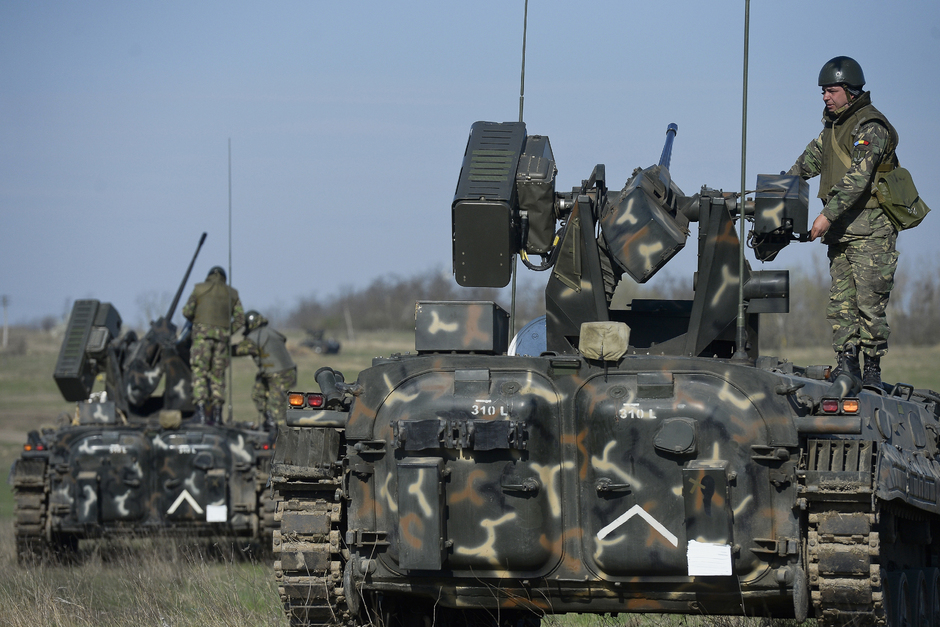 Румынские солдаты и бронетранспортеры MLI-84M на полигоне Смардан недалеко от Галаца, Румыния, 15 апреля 2015 года