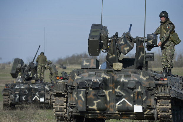 Румынские солдаты и бронетранспортеры MLI-84M на полигоне Смардан недалеко от Галаца, Румыния, 15 апреля 2015 года. Фото: Octav Ganea / AP