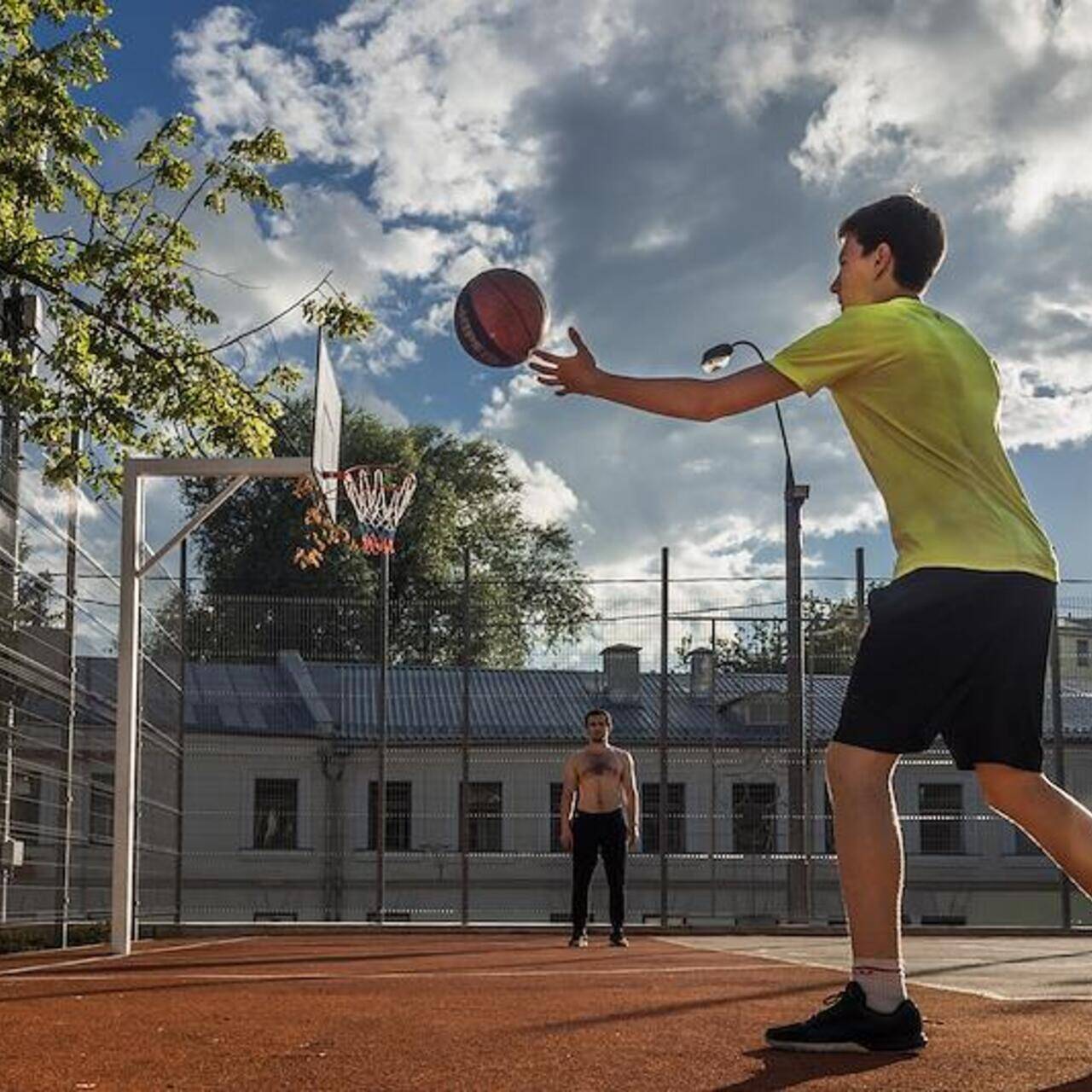 Sports moscow. Фото пенсионера занимающегося спортом на улице.