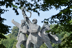 В Латвии начался снос памятника Освободителям Риги