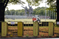 В Риге снесли первую скульптуру памятника воинам-освободителям 