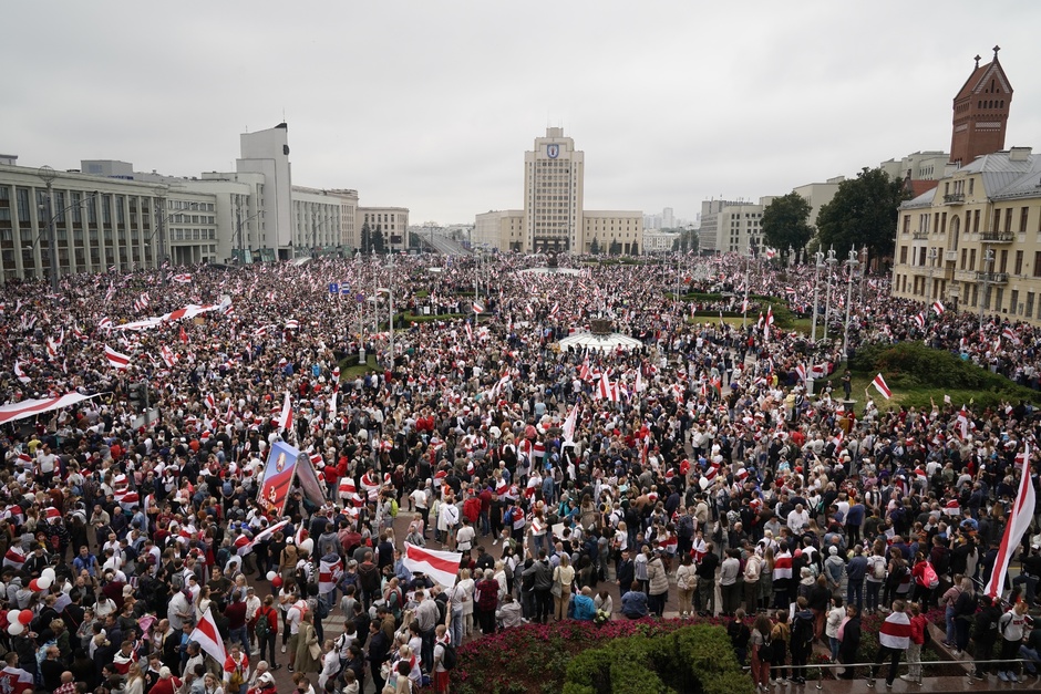 Сторонники белорусской оппозиции проводят митинг на площади Независимости в Минске, Белоруссия, 23 августа 2020 года