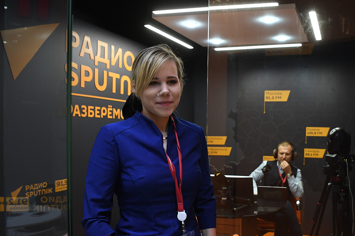 Журналистка, политолог Дарья Платонова (Дугина) в студии радио Sputnik на Петербургском международном экономическом форуме в 2022 году