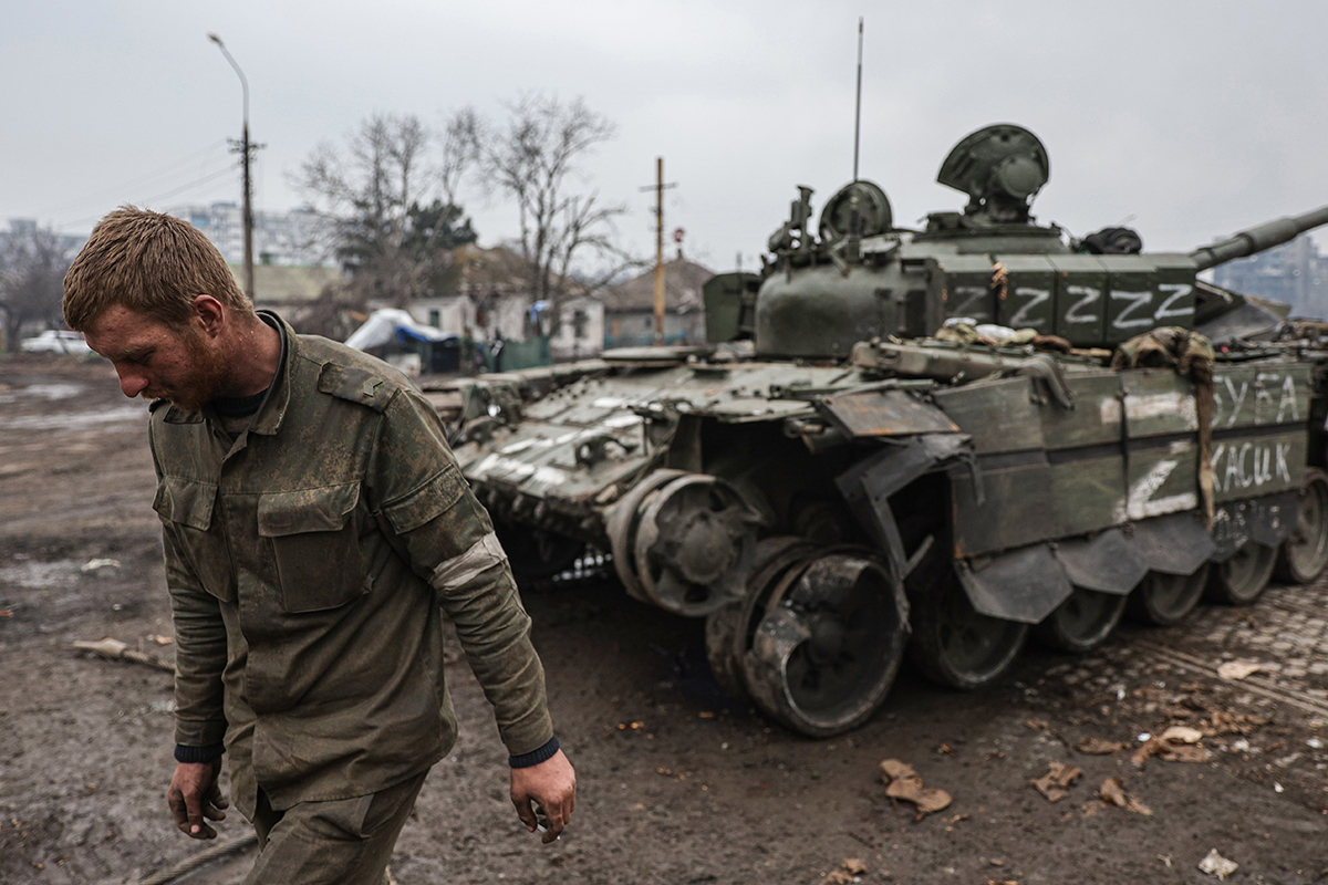 Военнослужащий в Левобережном районе Мариуполя, Донецкая народная республика, весна 2022 года