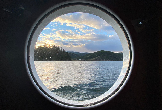 Вид на Байкал через иллюминатор катера