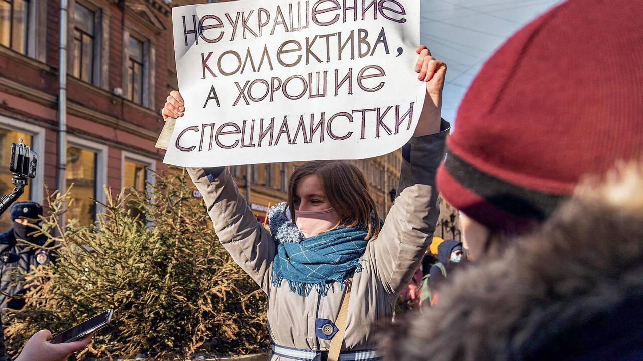 Хрупкий пол и стеклянный потолок. Российские женщины работают больше и  получают меньше мужчин. Как это исправить?: Социальная сфера: Экономика:  Lenta.ru