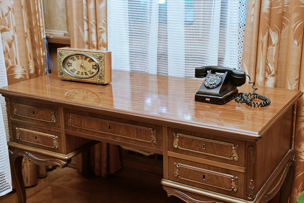 Полноценного рабочего кабинета на даче на озере Рица не было, но письменные столы стояли почти в каждой комнате