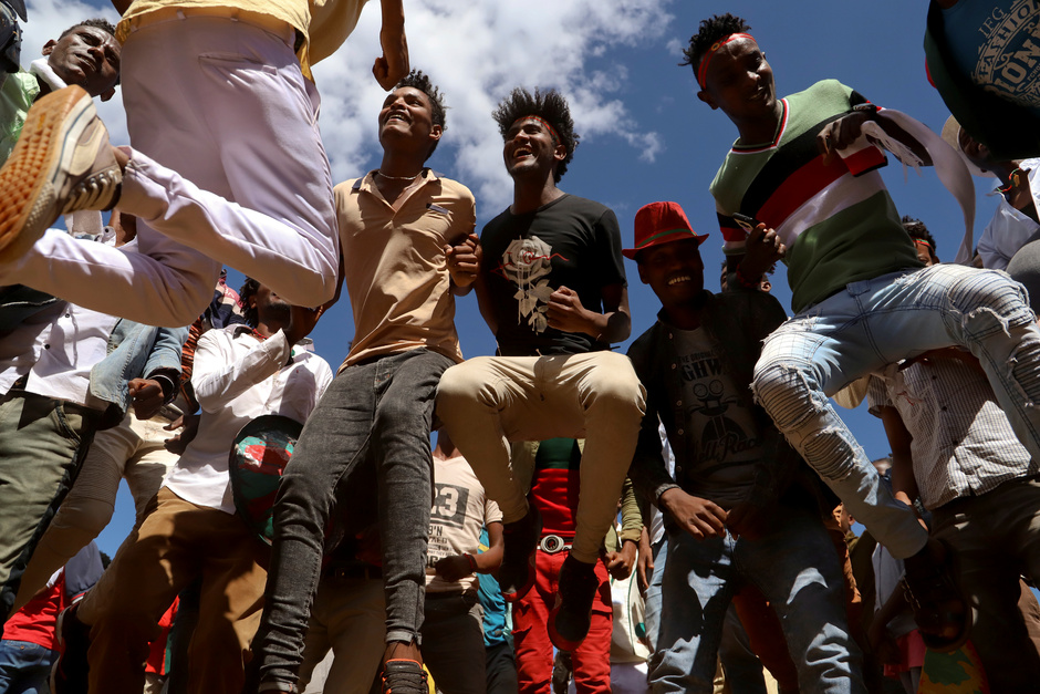 Молодежь танцует на митинге Фронта освобождения оромо (ФОО). Повстанческая группировка, действовавшая с 1973 по 2018 год, декларировала своей главной целью борьбу за самоопределение народа оромо и его свободу от абиссинского колониального правления. Волисо, Эфиопия, 21 октября 2018 года