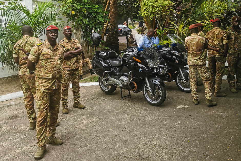 Военные возле резиденции президента Республики Конго в городе Ойо