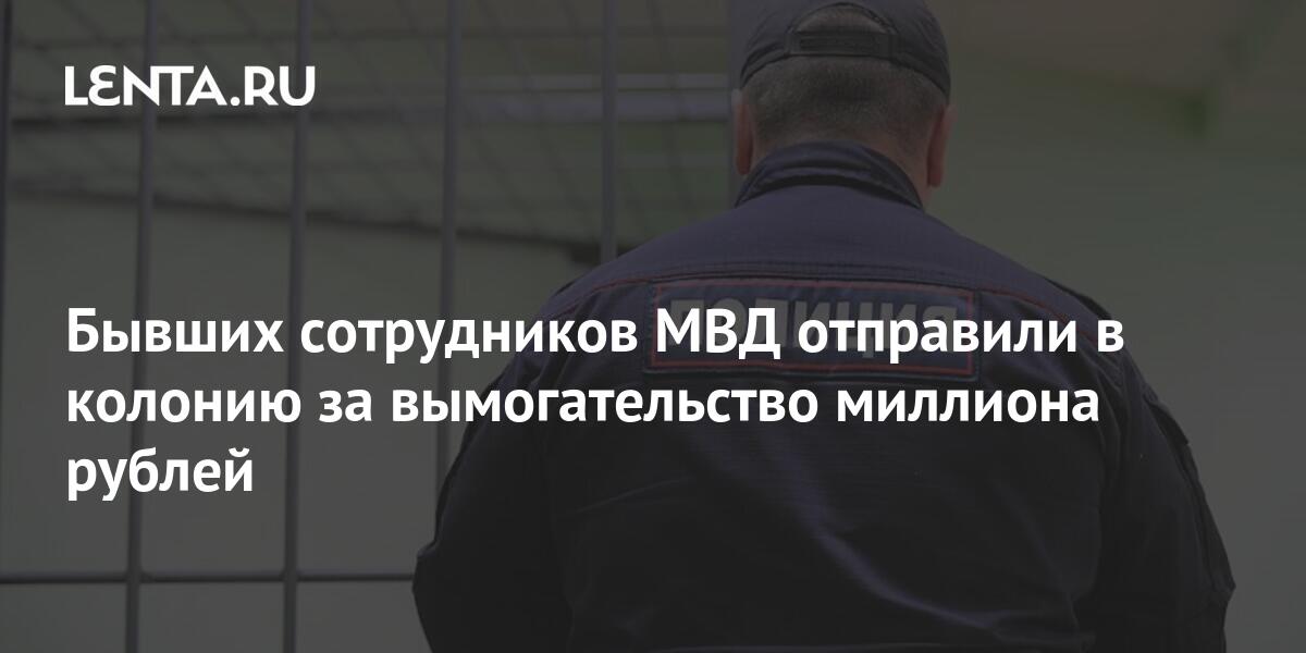 Решетка в замке. Вымогательство в колонии. Парень за решеткой. Подросток за решеткой. Вымогательство в колонии.