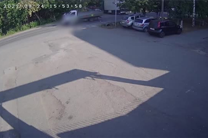 Ехавший на одном колесе и врезавшийся в грузовик мотоциклист попал на видео