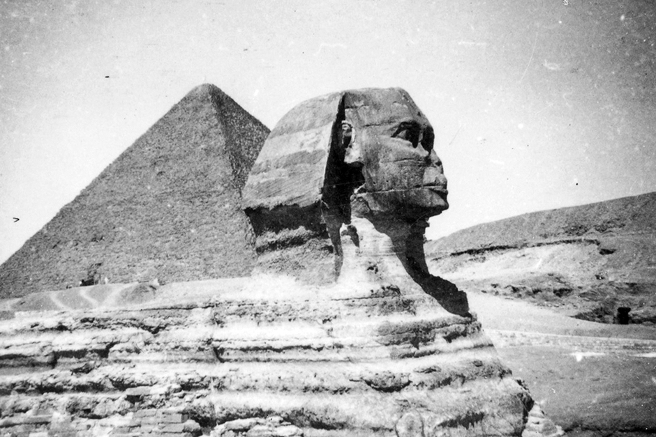 Большой сфинкс на западном берегу Нила в Гизе — древнейшая сохранившаяся на Земле монументальная скульптура