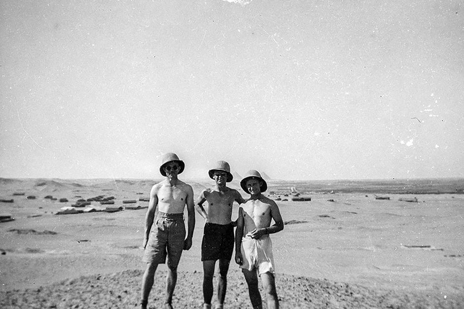 Трое британских военных на фоне пирамид в Гизе