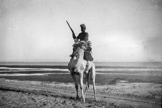 Младший капрал африканской армии (в составе военного корпуса Великобритании) верхом на верблюде. Фото: Частная коллекция Артура Бондаря