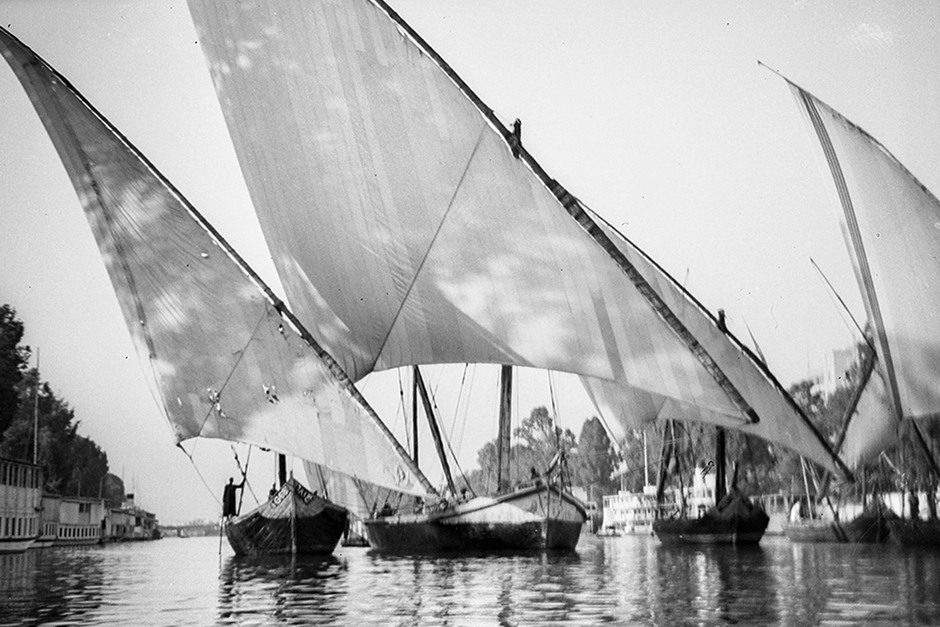 Фелуки (небольшое судно с косыми парусами в форме треугольника со срезанным углом)