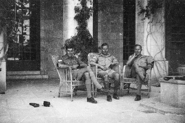 Капралы британской армии отдыхают на террасе. Фото: Частная коллекция Артура Бондаря