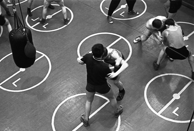 Тренировка учеников в детско-юношеской школе бокса