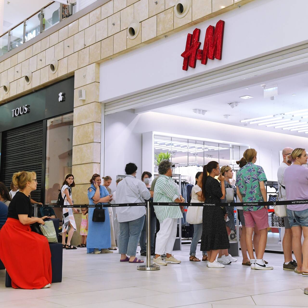 Открыться м. Очереди в h and m. Очередь в HM В Москве. Очередь в магазине. Очередь в HM СПБ.